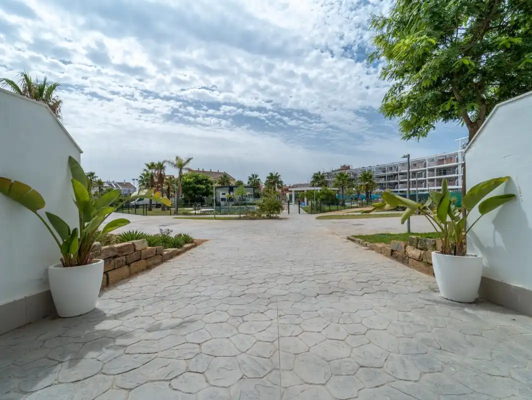 Außenansicht von Wohnung zum Verkauf in Manilva mit Klimaanlage, Heizung und Privatgarten