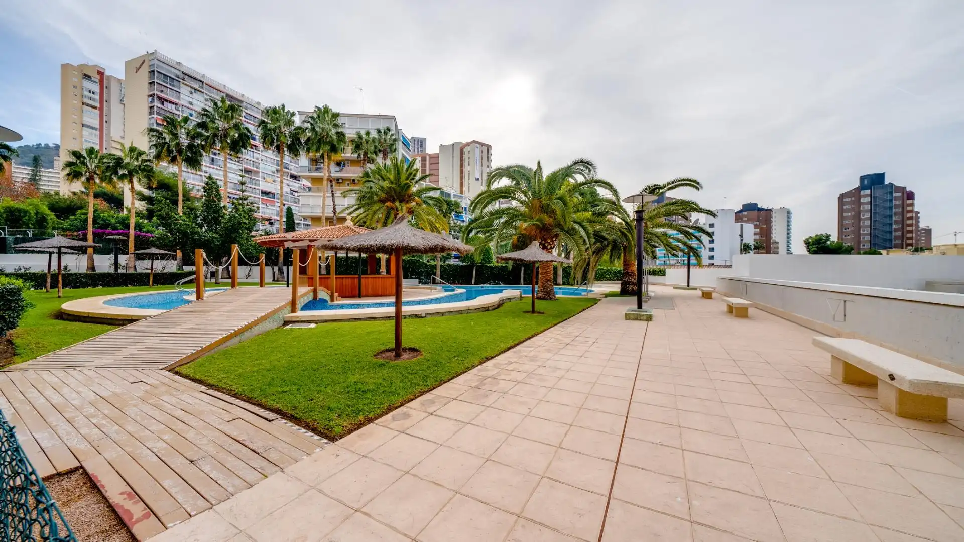 Vista exterior de Apartamento de alquiler en Benidorm con Aire acondicionado, Calefacción y Jardín privado