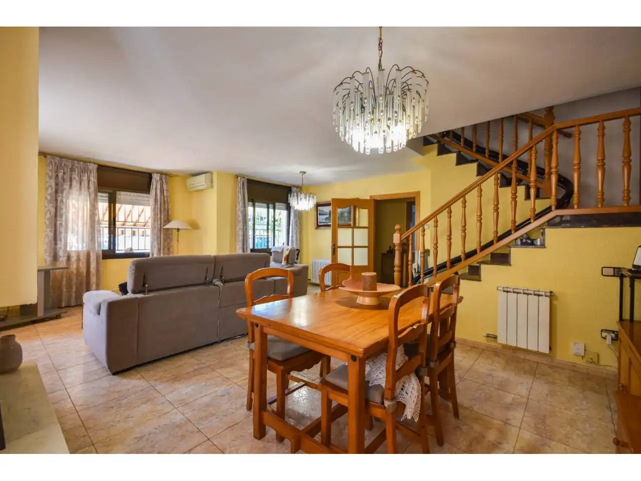 Comedor de Casa o chalet en venta en Santa Perpètua de Mogoda con Aire acondicionado, Calefacción y Jardín privado