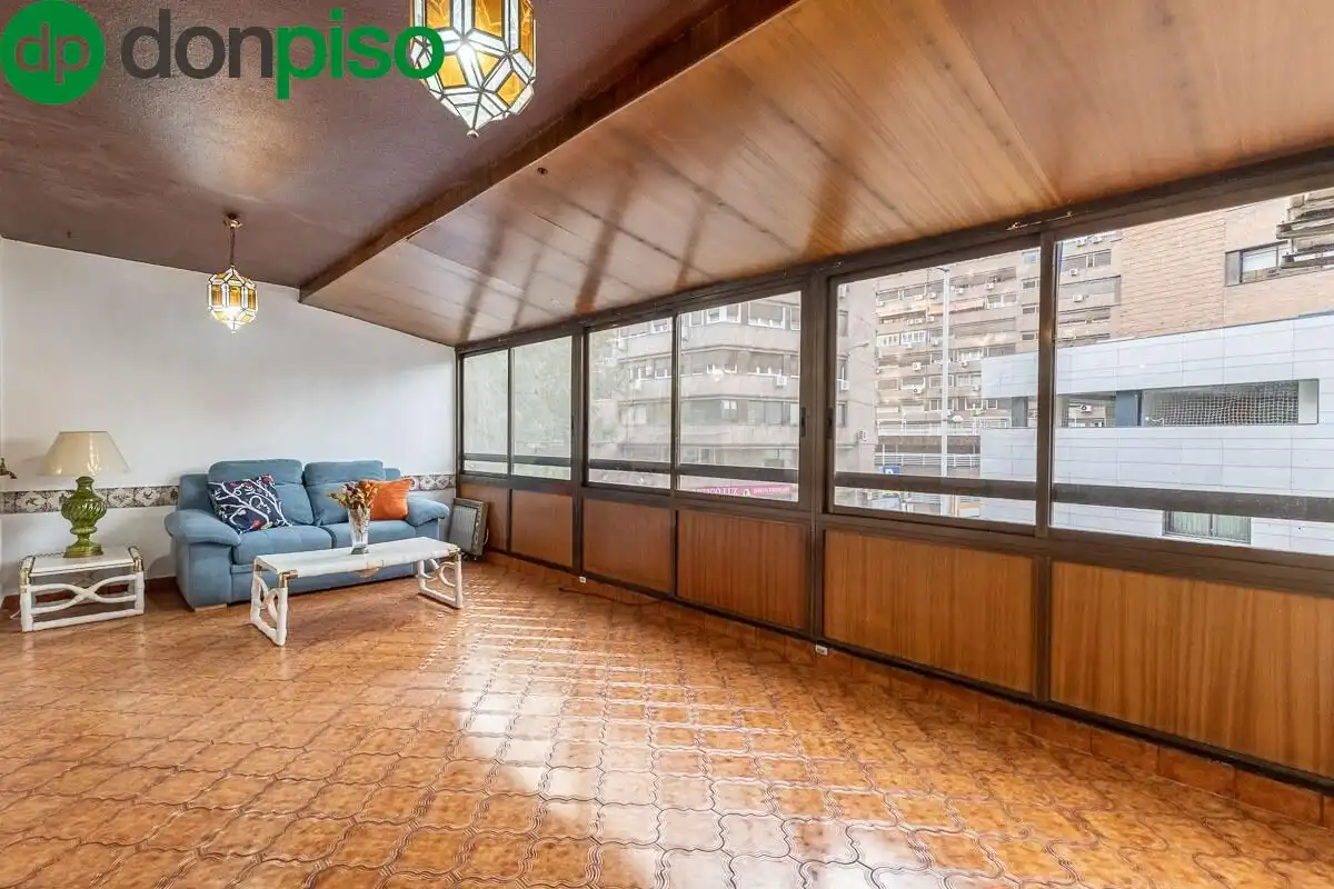 Vista exterior de Piso en venta en Granada con Calefacción y Terraza