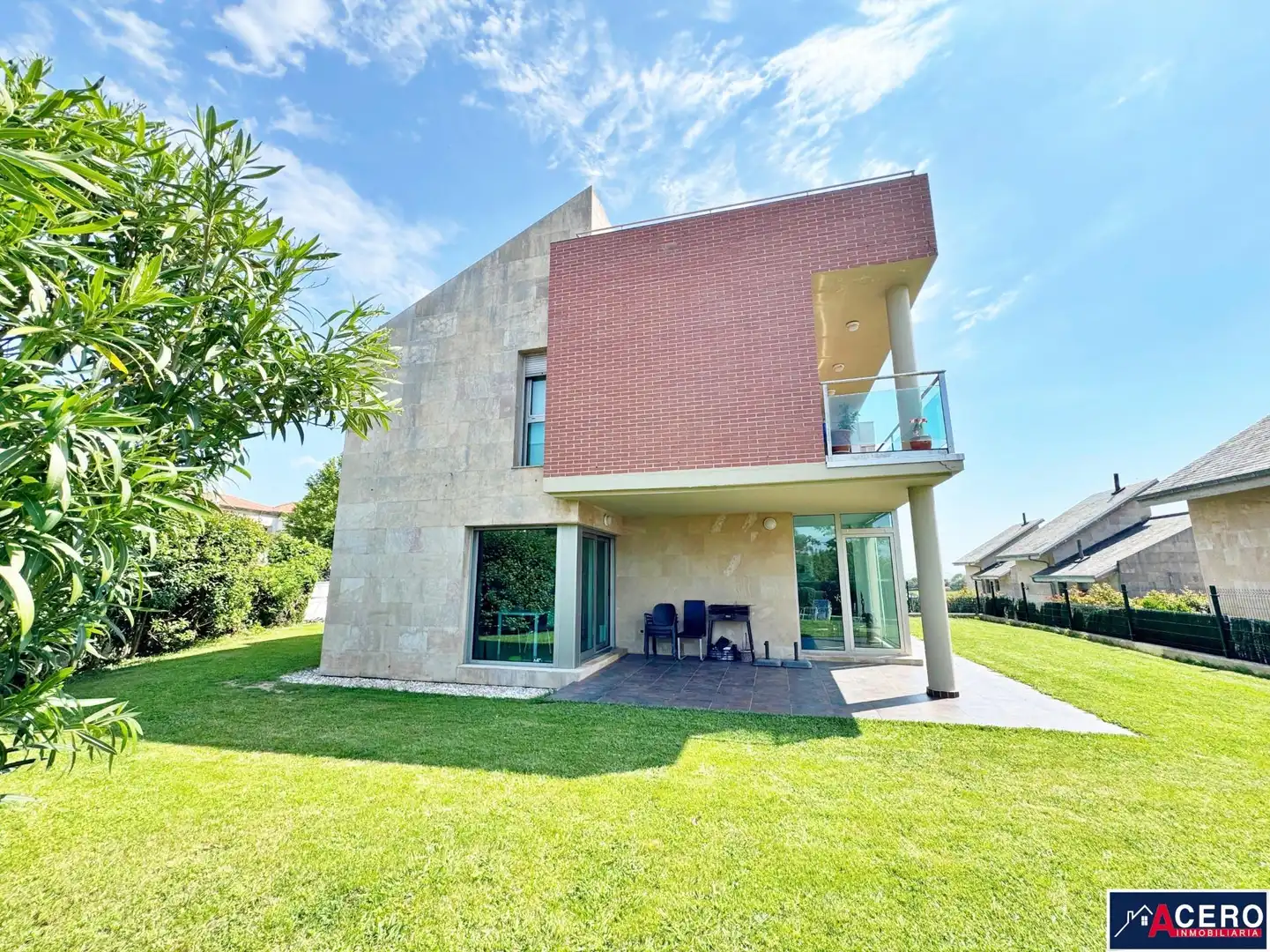 Vista exterior de Casa o xalet en venda en Santa Cruz de Bezana amb Jardí privat i Piscina comunitària