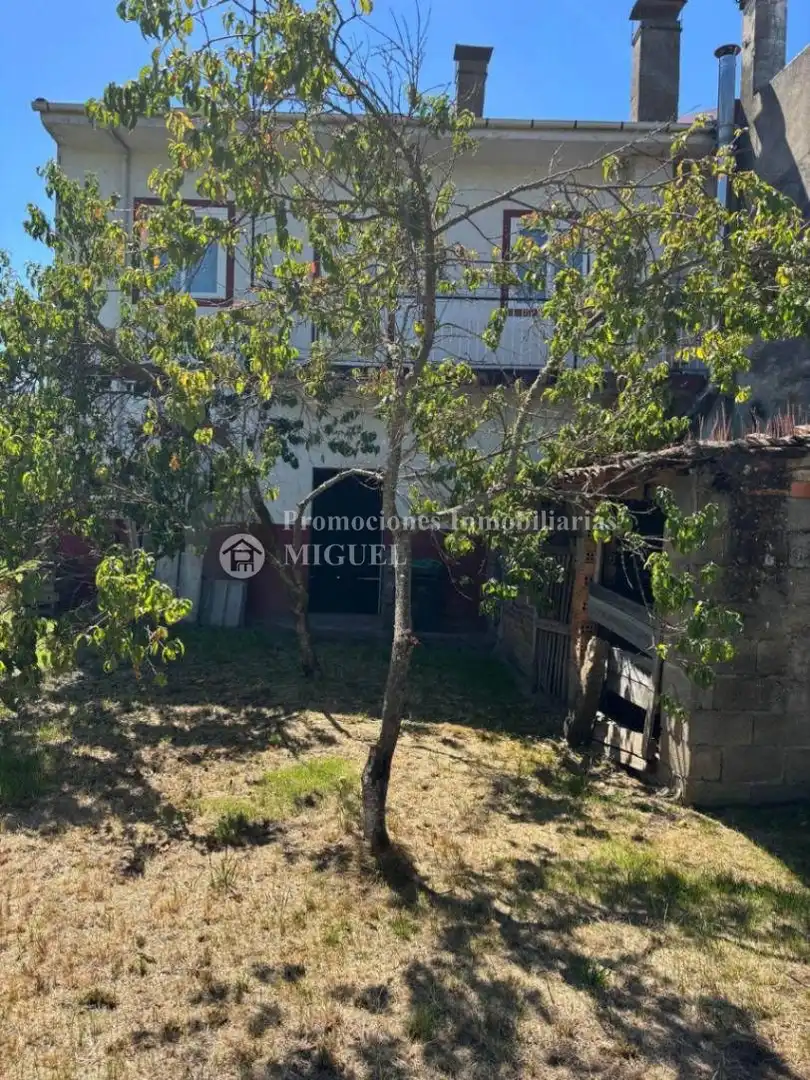 Casa amb terrassa en venda a Verín