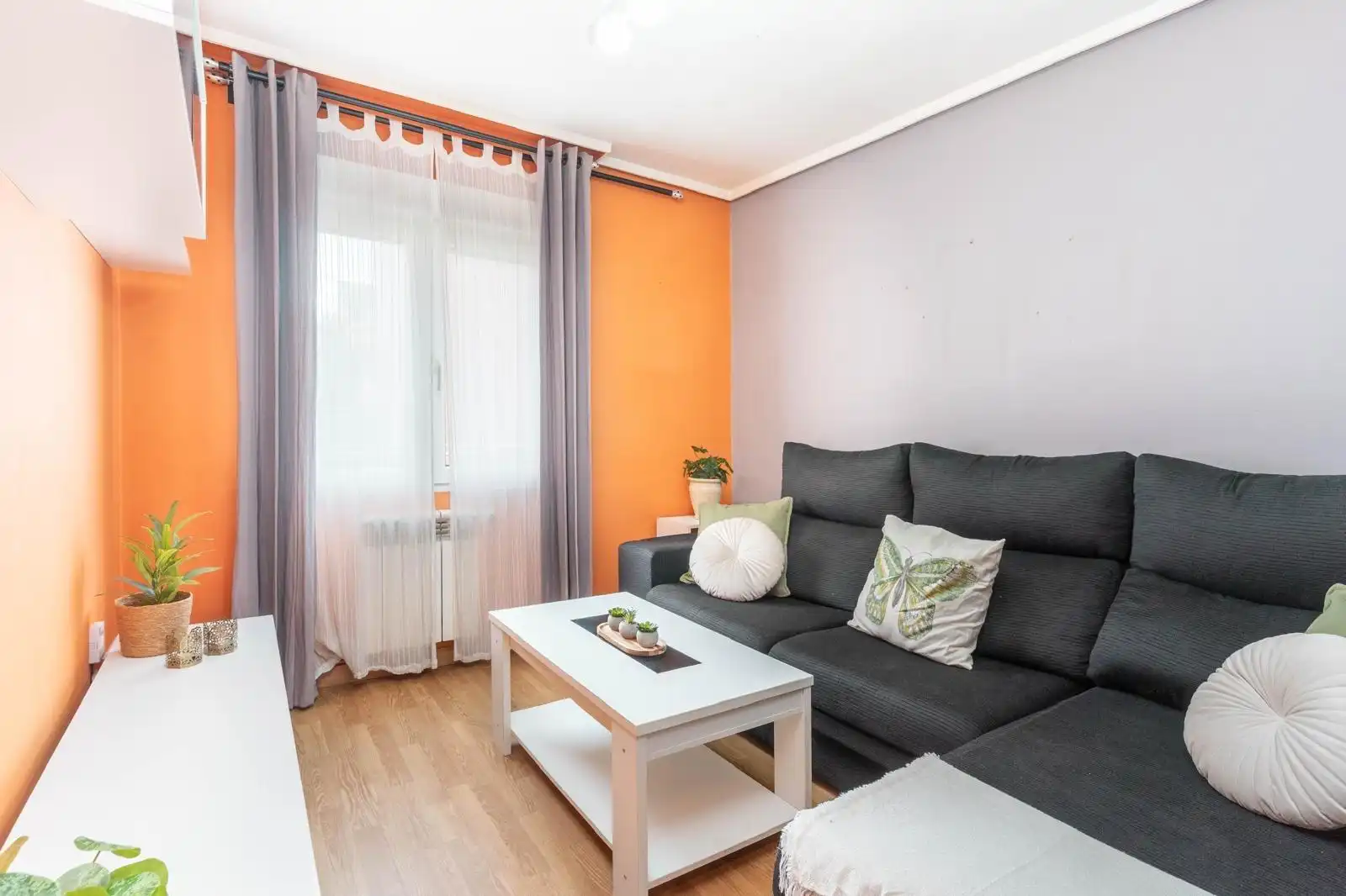 Sala d'estar de Apartament en venda en Oviedo  amb Calefacció i Moblat