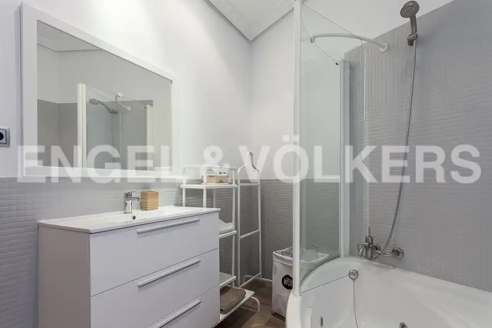 Bathroom of Flat for rent in Madrid  with Air Conditioner, Heating and Parquet flooring