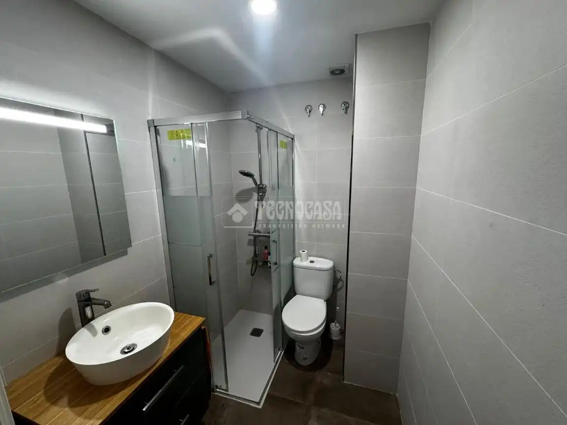 Badezimmer von Wohnung zum Verkauf in Cádiz mit Privatgarten und Terrasse