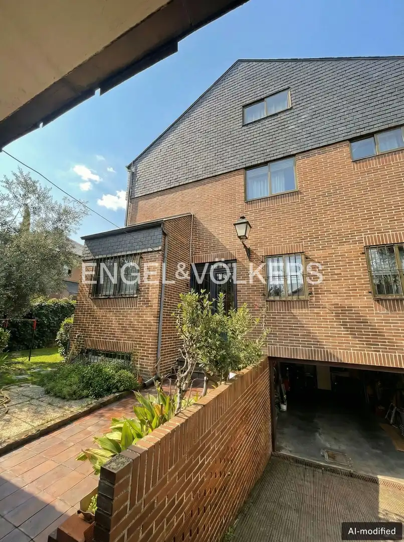 Vista exterior de Casa o xalet en venda en Pozuelo de Alarcón amb Calefacció, Jardí privat i Terrassa