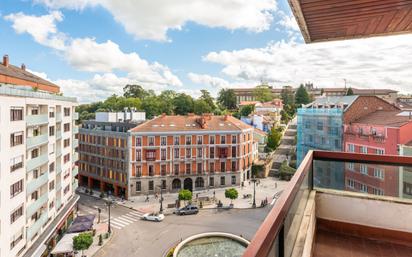 Vista exterior de Pis en venda en Oviedo  amb Terrassa