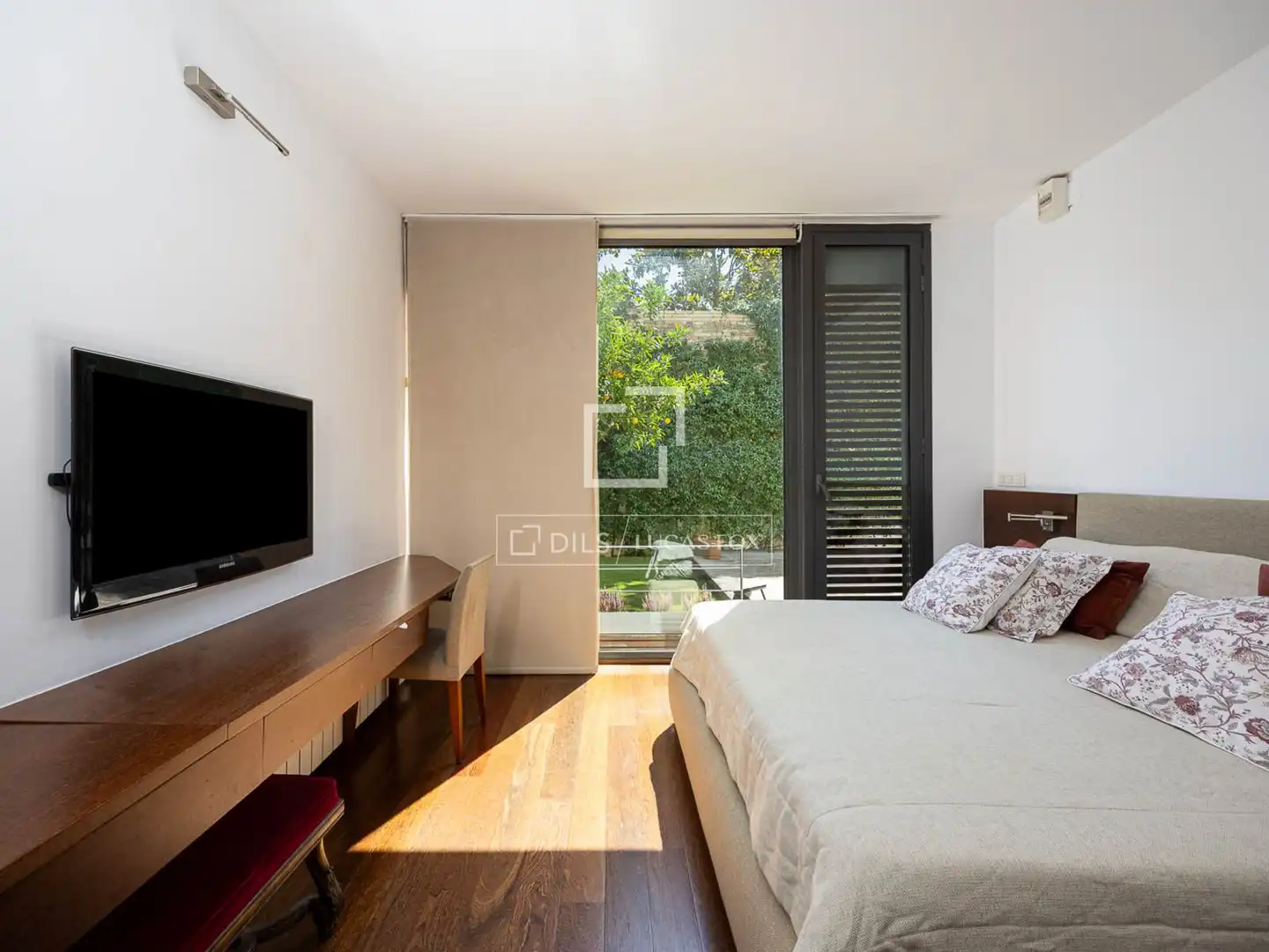 Dormitori de Casa o xalet en venda en Barcelona amb Aire condicionat, Calefacció i Jardí privat