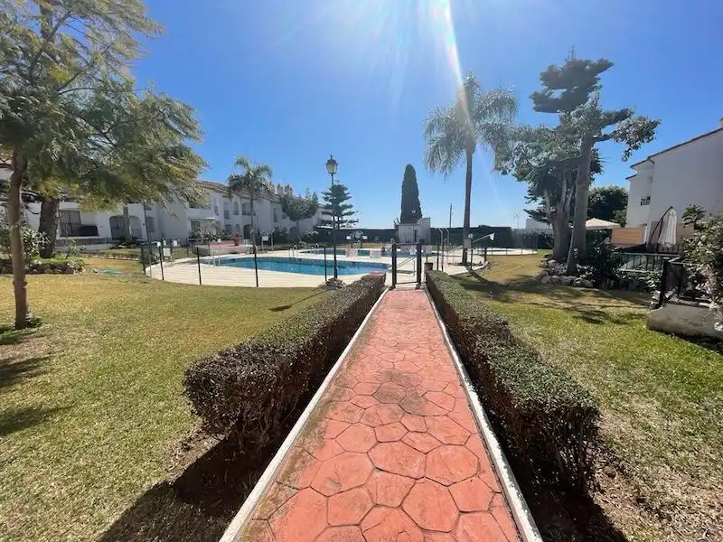 Swimming pool of Houses for rent in Vélez-Málaga