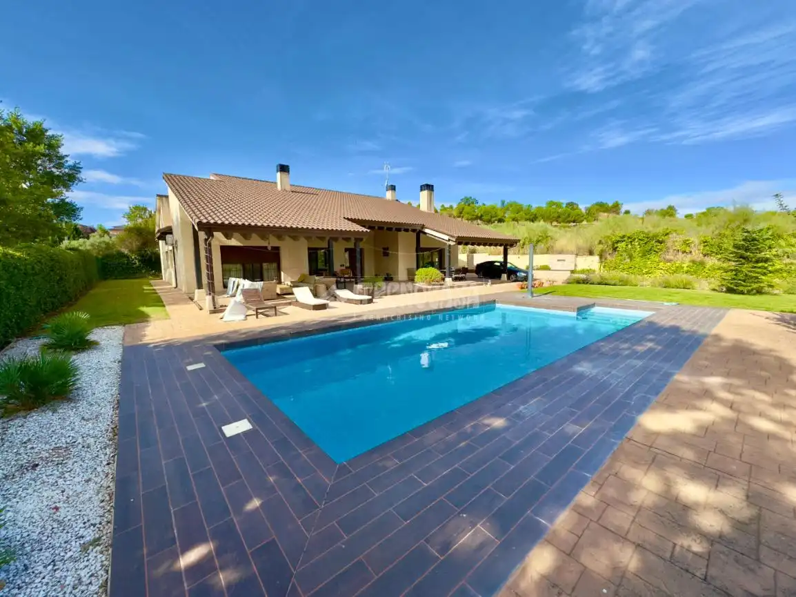 Piscina de Casa o chalet en venta en Cabanillas del Campo con Aire acondicionado, Calefacción y Terraza