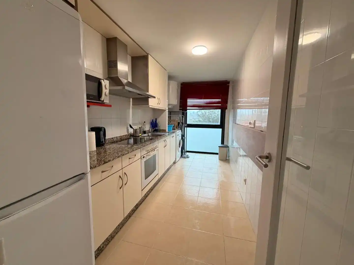 Cuina de Pis de lloguer en Ares amb Parquet, Piscina i Moblat