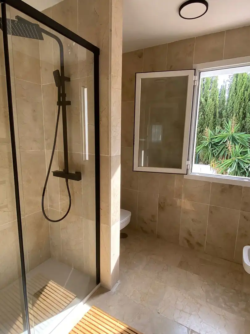 Baño de Apartamento en venta en Marbella con Aire acondicionado, Calefacción y Terraza