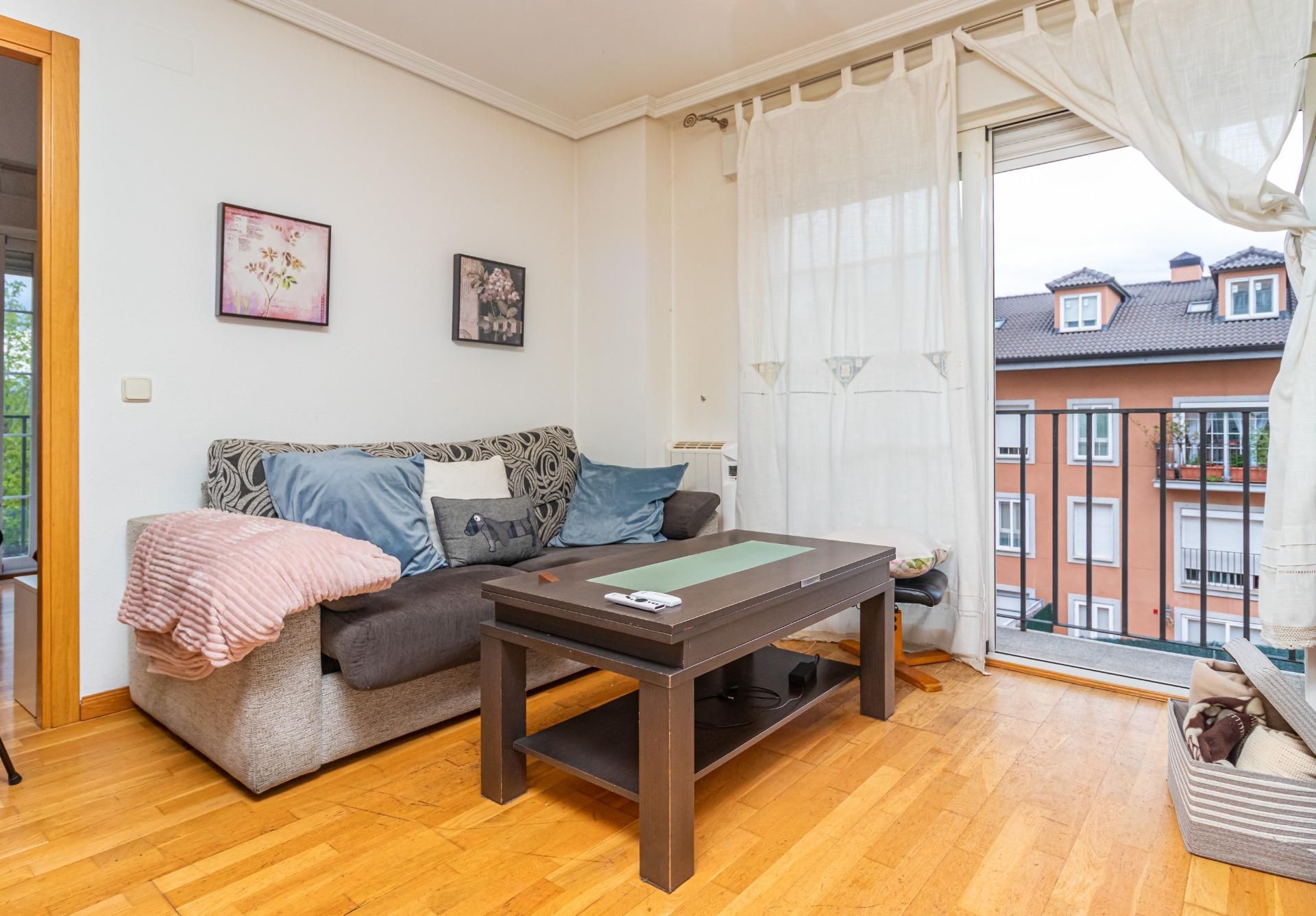 Sala de estar de Piso en venta en El Espinar con Calefacción, Parquet y Balcón