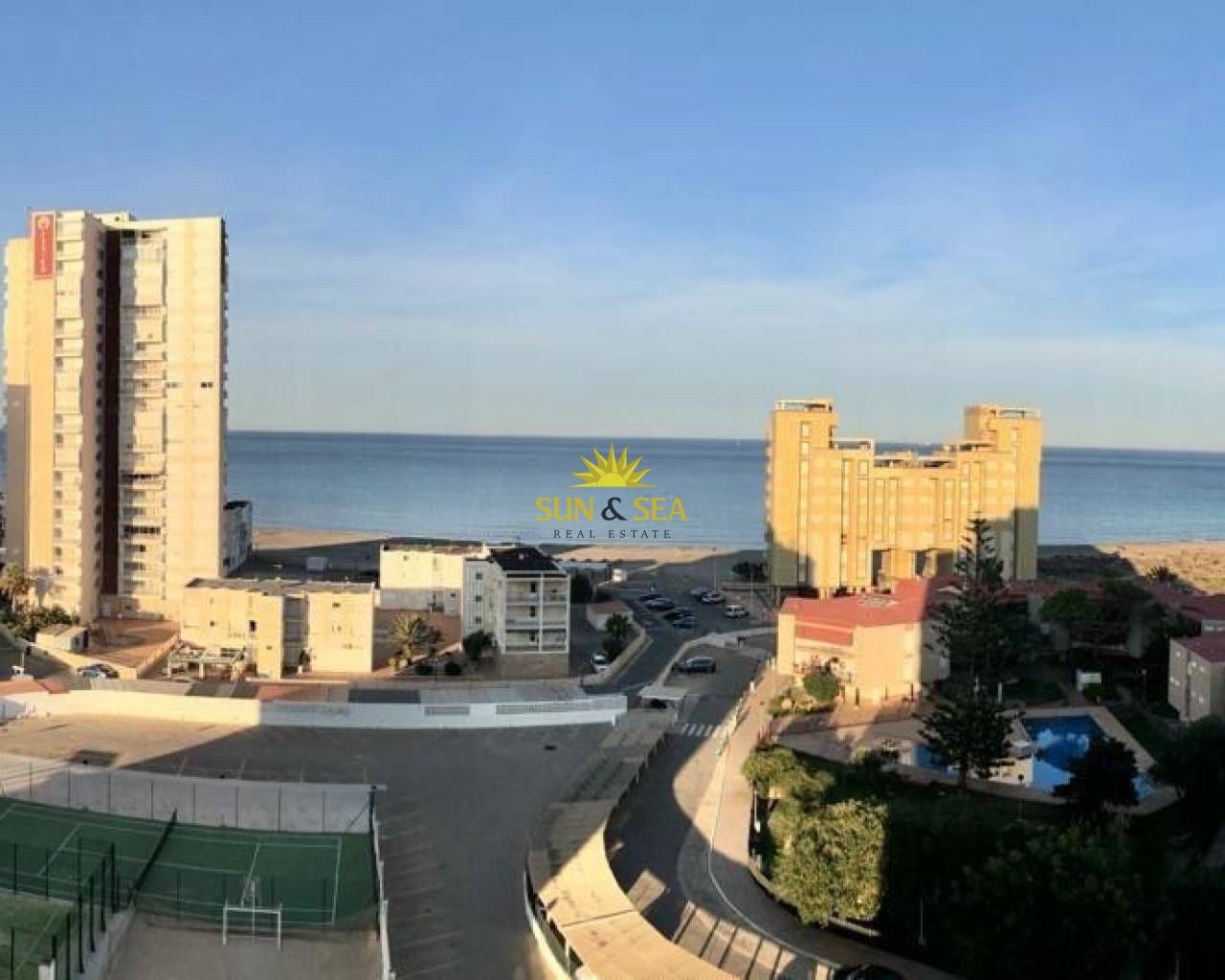 Vista exterior de Apartament de lloguer en La Manga del Mar Menor amb Aire condicionat, Calefacció i Piscina
