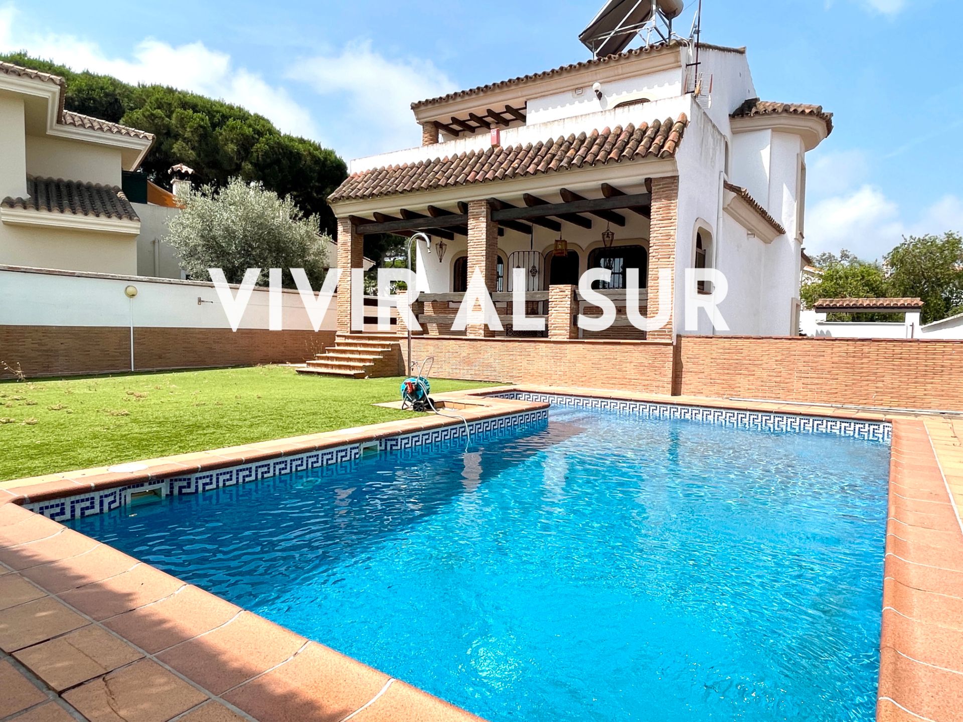 Exterior view of House or chalet for sale in Algeciras  with Air Conditioner, Heating and Private garden
