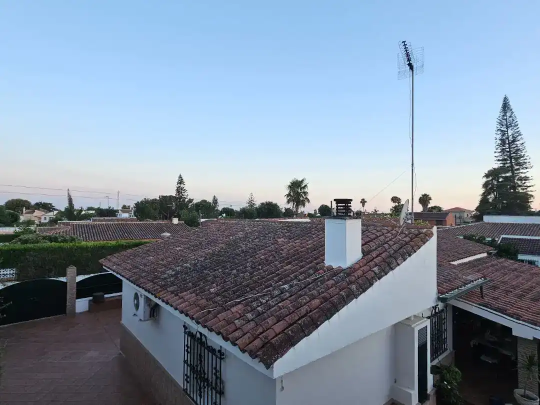 Vista exterior de Pis en venda en Espartinas amb Aire condicionat, Jardí privat i Piscina
