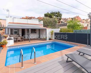 Piscina de Casa adosada de lloguer en Santa Coloma de Gramenet amb Aire condicionat, Terrassa i Piscina