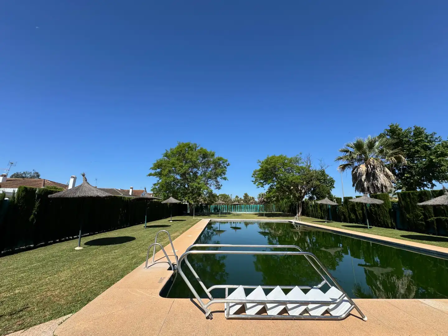 Piscina de Casa o chalet de alquiler en Espartinas con Aire acondicionado, Calefacción y Jardín privado