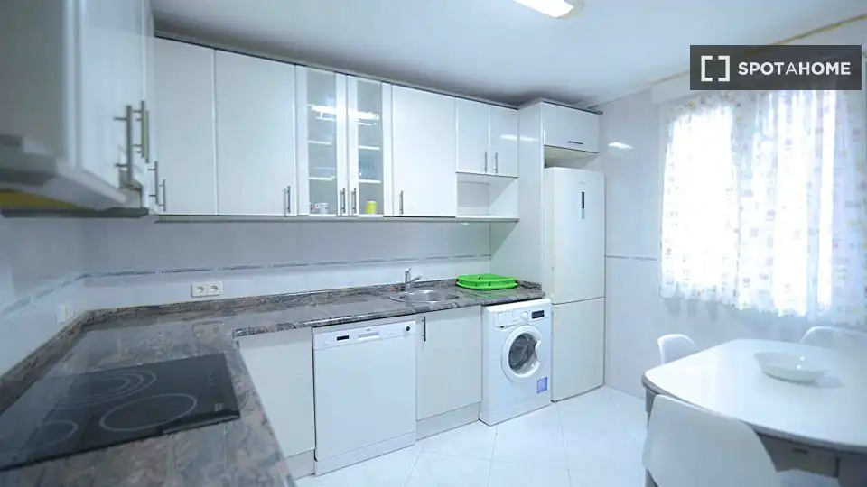 Cocina de Piso para compartir en Santander con Aire acondicionado, Calefacción y Amueblado