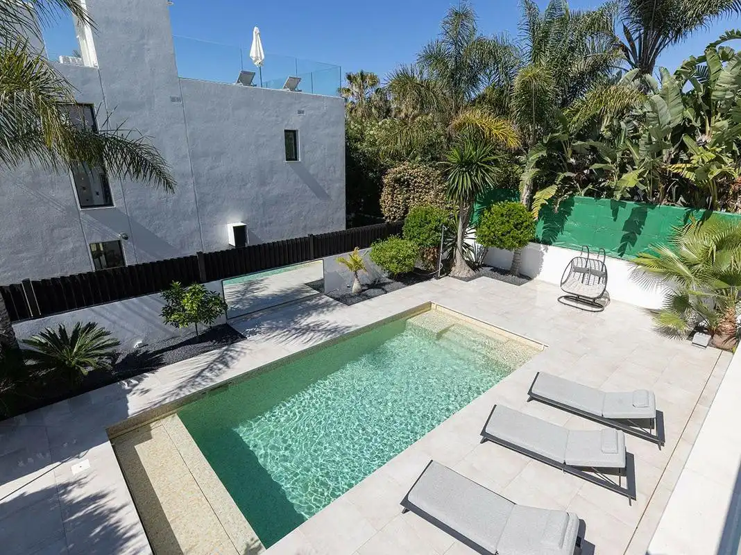 Schwimmbecken von Haus oder Chalet zur Miete in Marbella mit Klimaanlage, Privatgarten und Terrasse