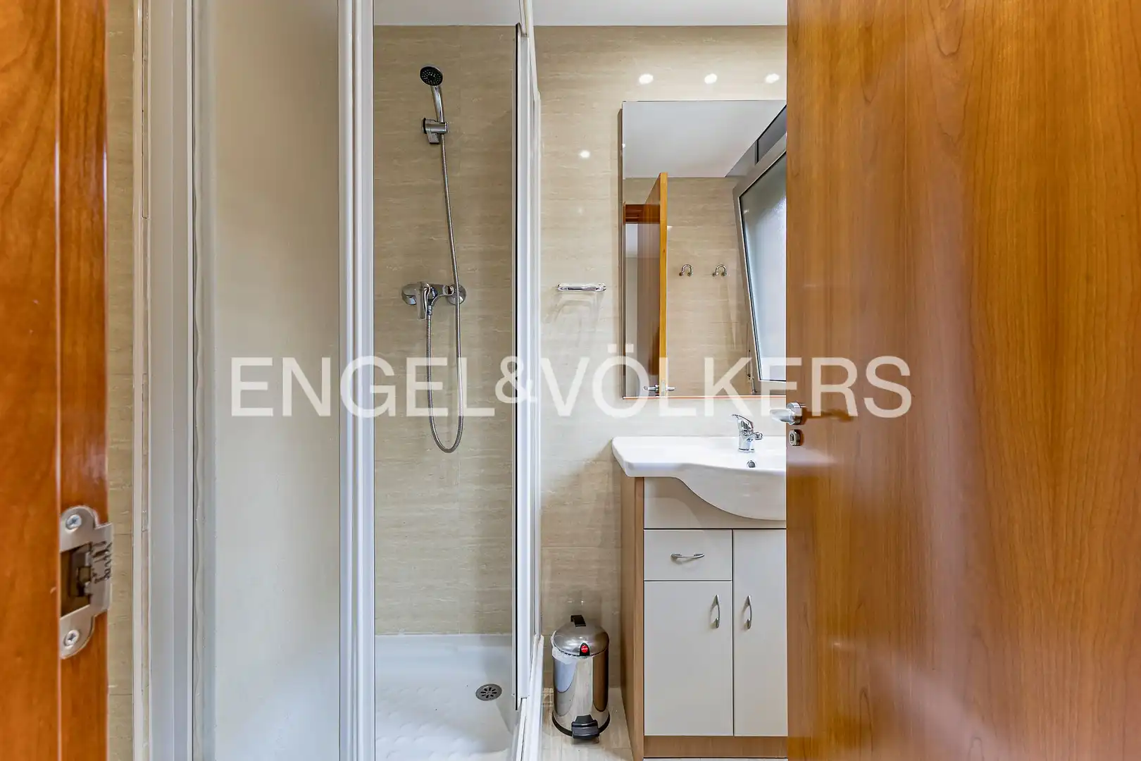 Badezimmer von Einfamilien-Reihenhaus zum Verkauf in Barcelona mit Heizung