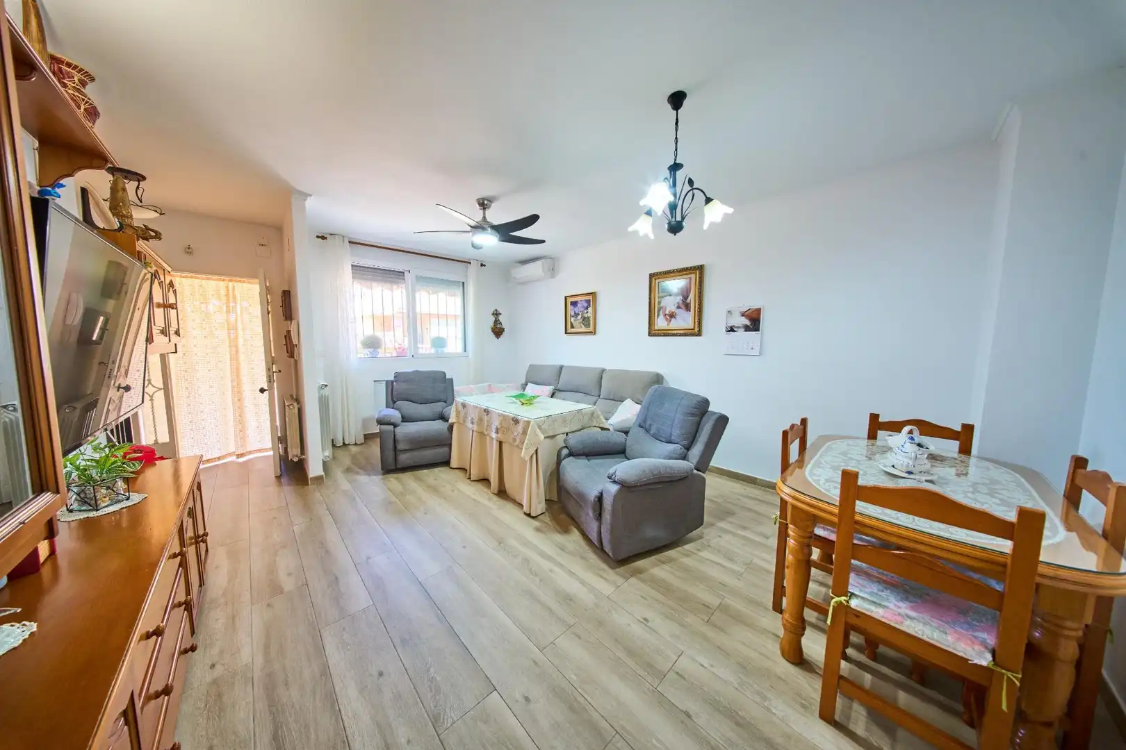 Sala d'estar de Casa adosada en venda en La Zubia amb Aire condicionat i Calefacció