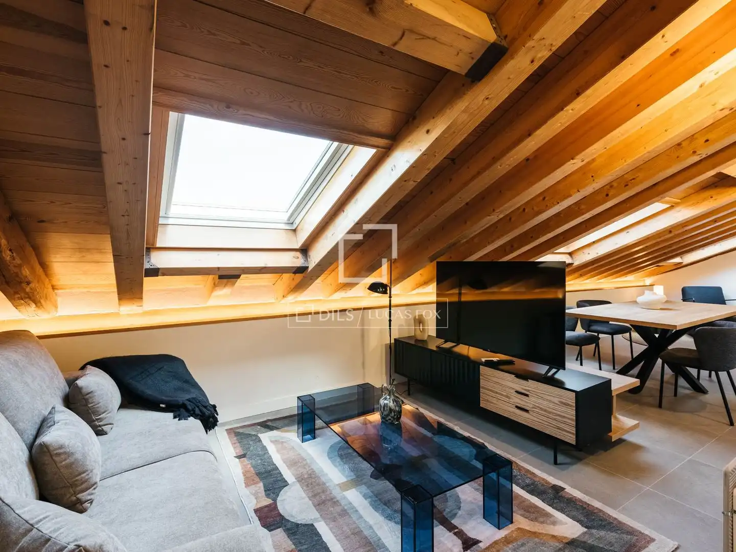 Wohnzimmer von Dachboden zur Miete in Madrid mit Klimaanlage, Heizung und Möbliert