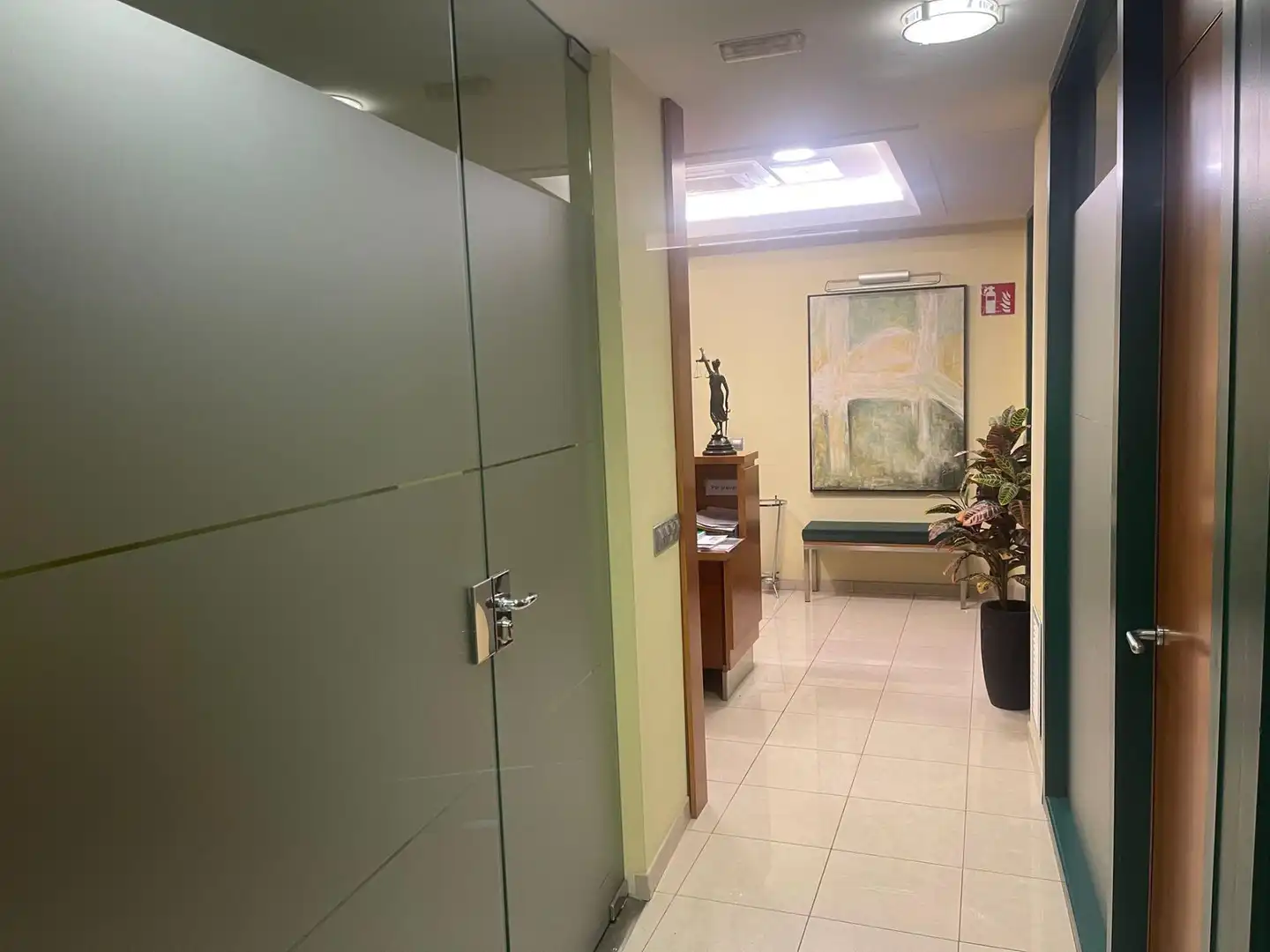 Büro zur Miete in Igualada mit Klimaanlage, Abstellraum und Möbliert