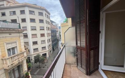 Exterior view of Flat for sale in  Barcelona Capital  with Terrace and Balcony