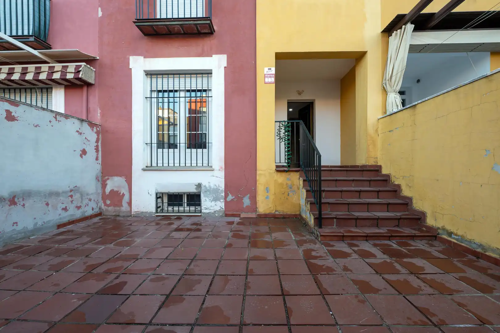 Vista exterior de Casa adosada en venda en Dos Hermanas amb Aire condicionat, Calefacció i Jardí privat