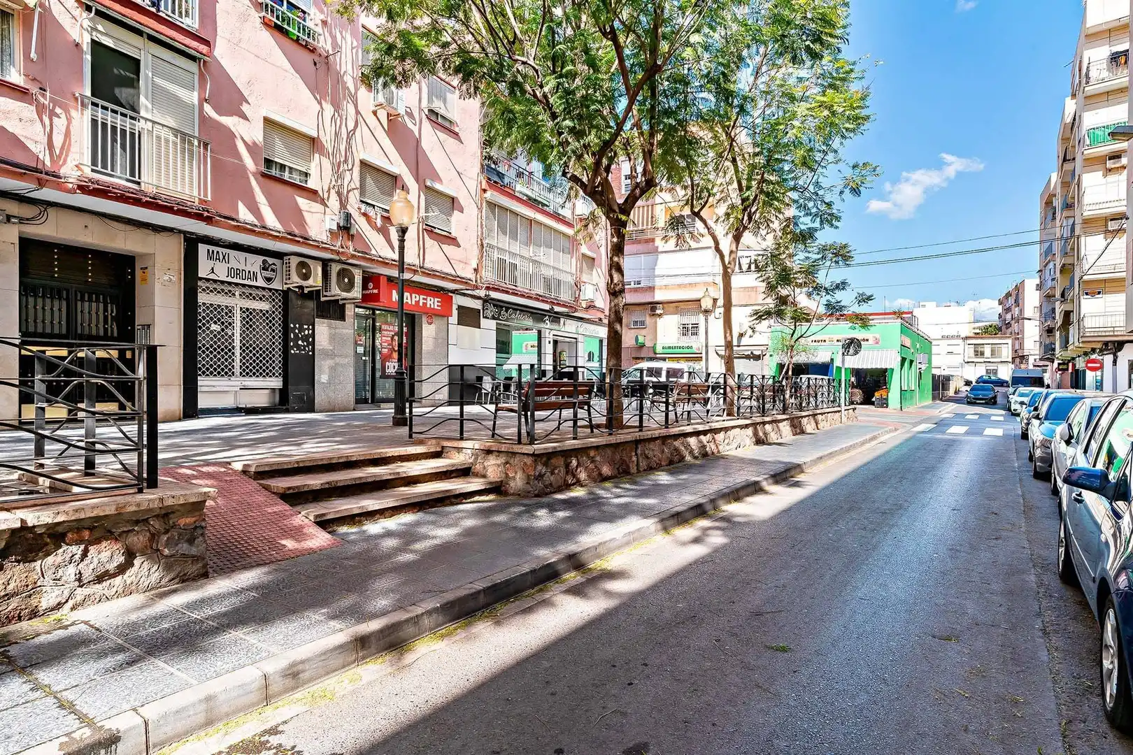 Vista exterior de Pis en venda en Almería amb Terrassa, Moblat i Balcó