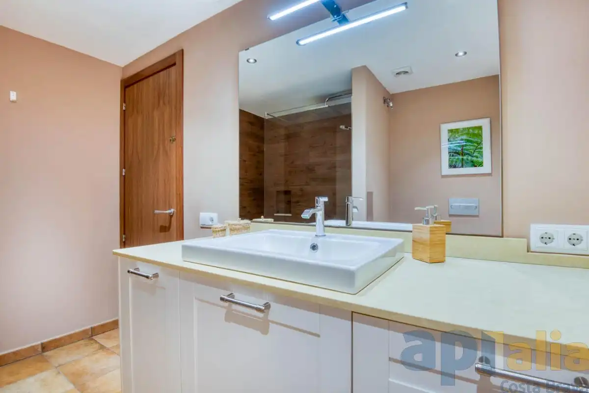 Baño de Casa adosada en venta en Sant Feliu de Guíxols con Calefacción, Jardín privado y Terraza
