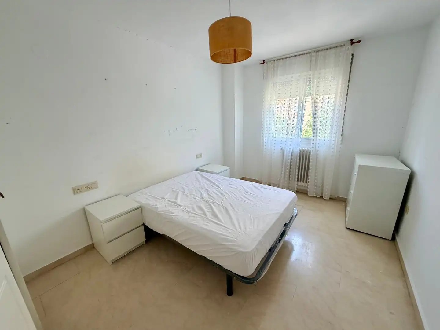 Habitación de Piso de alquiler en Granada con Terraza y Amueblado