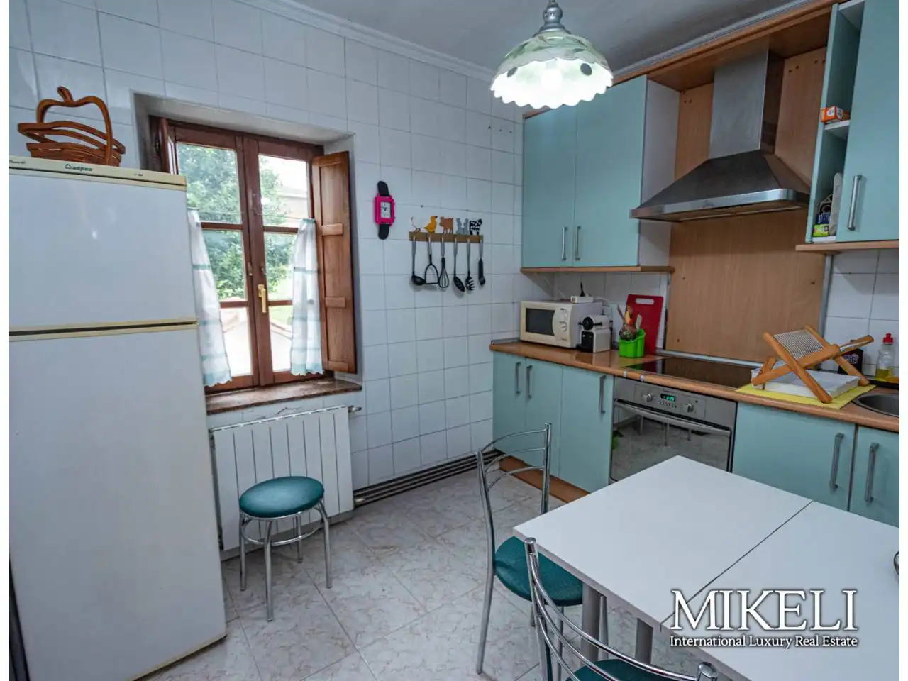 Cuina de Casa o xalet en venda en El Astillero   amb Calefacció i Jardí privat