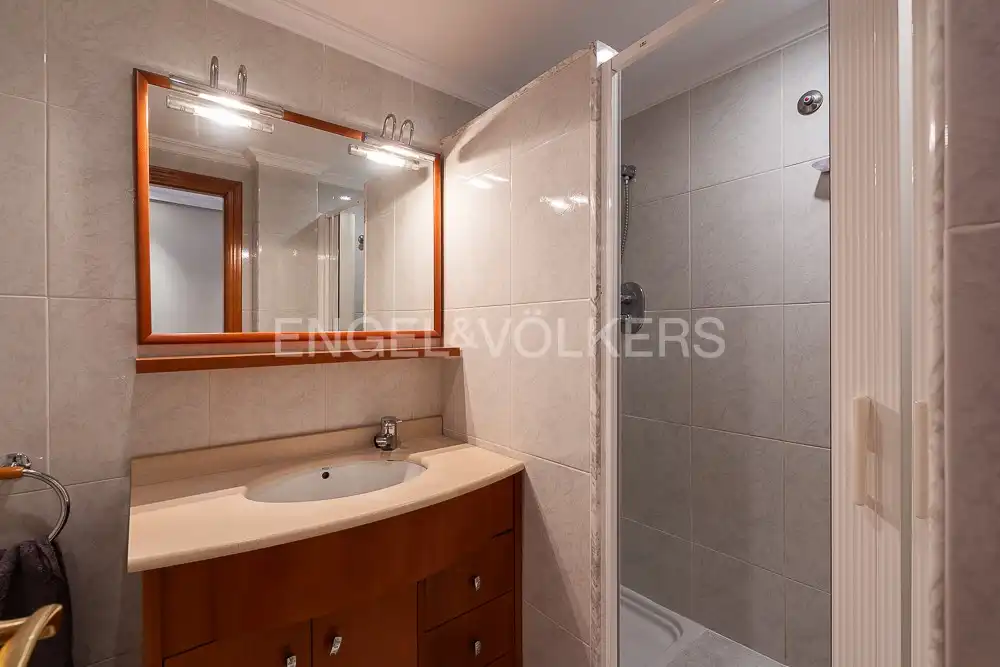 Bathroom of Flat for rent in Valencia  with Air Conditioner, Heating and Parquet flooring