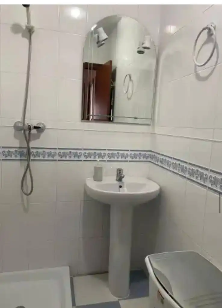 Bany de Pis de lloguer en Dos Hermanas amb Aire condicionat, Moblat i Rentadora