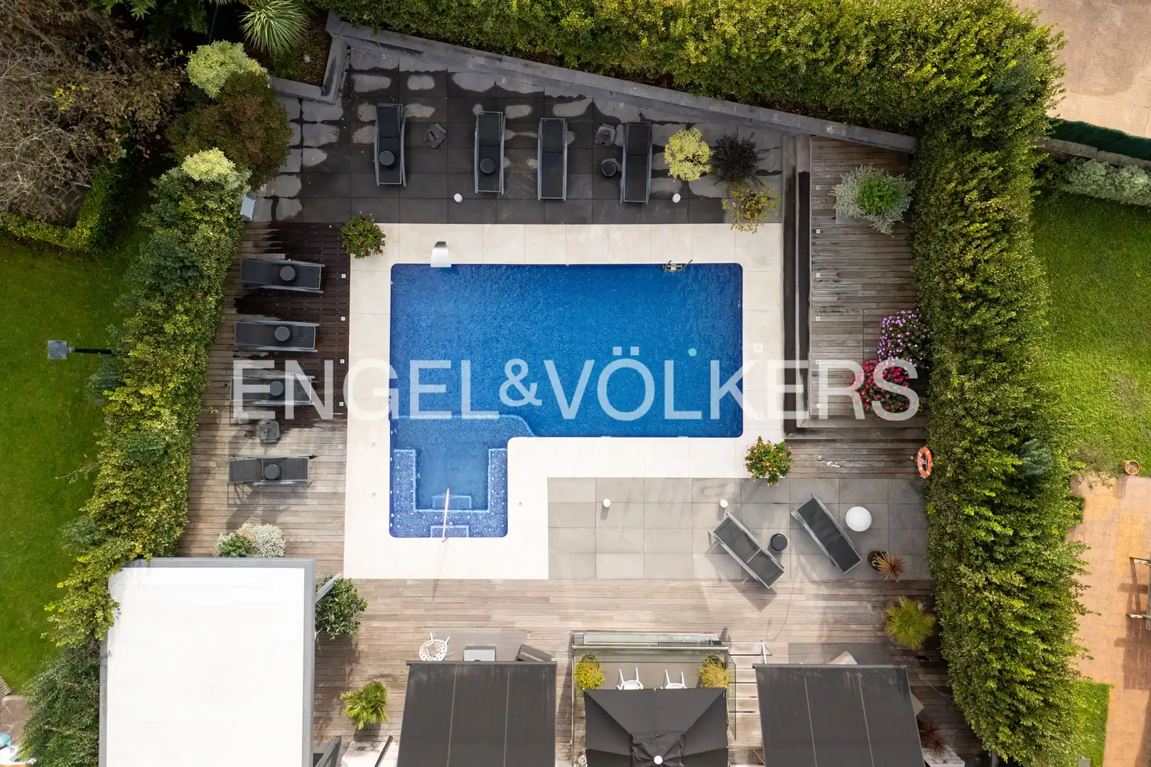 Piscina de Finca rústica en venda en Donostia - San Sebastián  amb Aire condicionat, Calefacció i Jardí privat