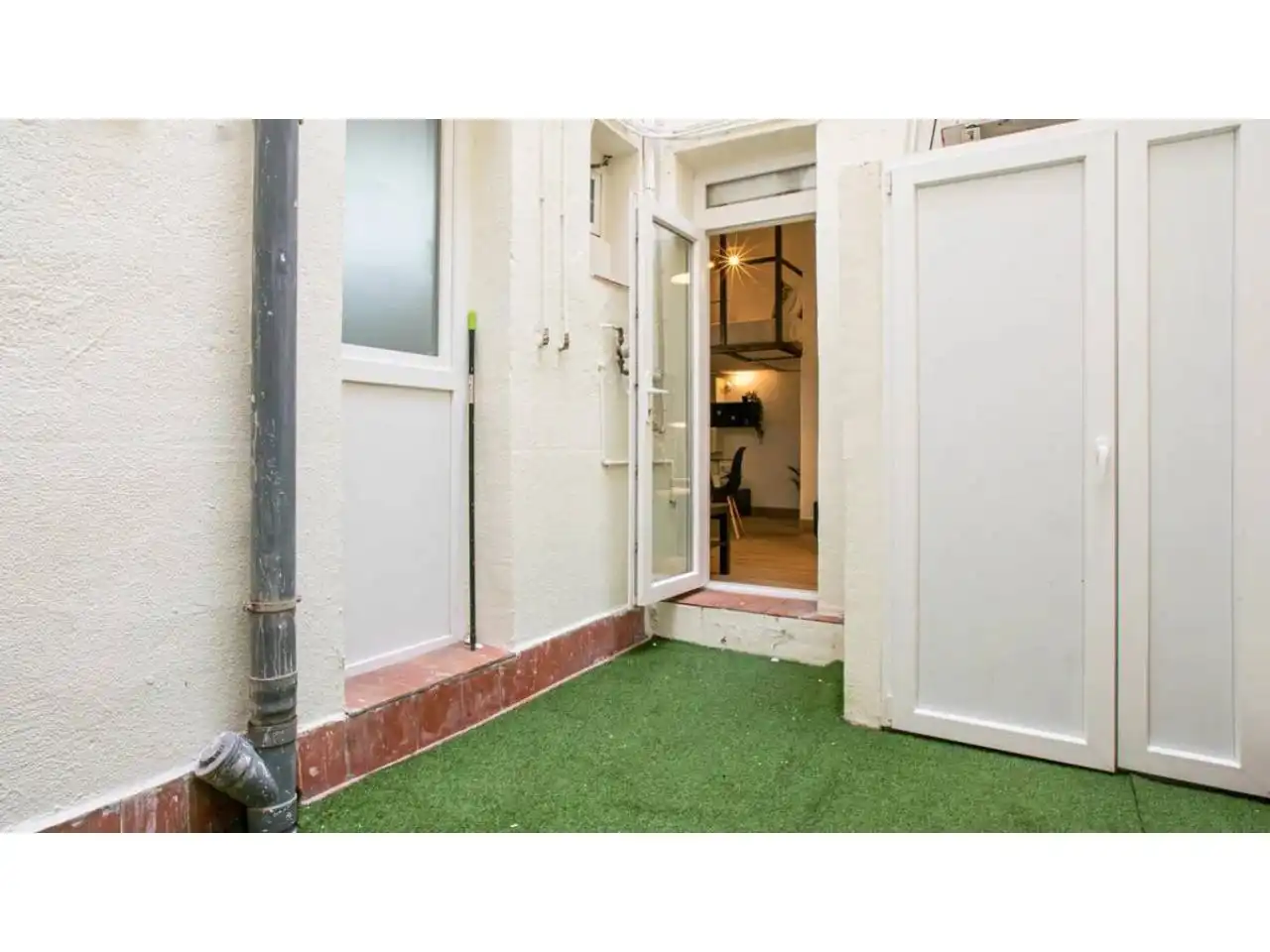 Exterior view of Study for sale in Barcelona  with Parquet flooring