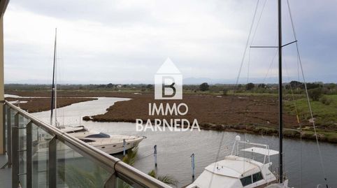 Amplio apartamento con terraza, parking, trastero, vistas al mar y piscina