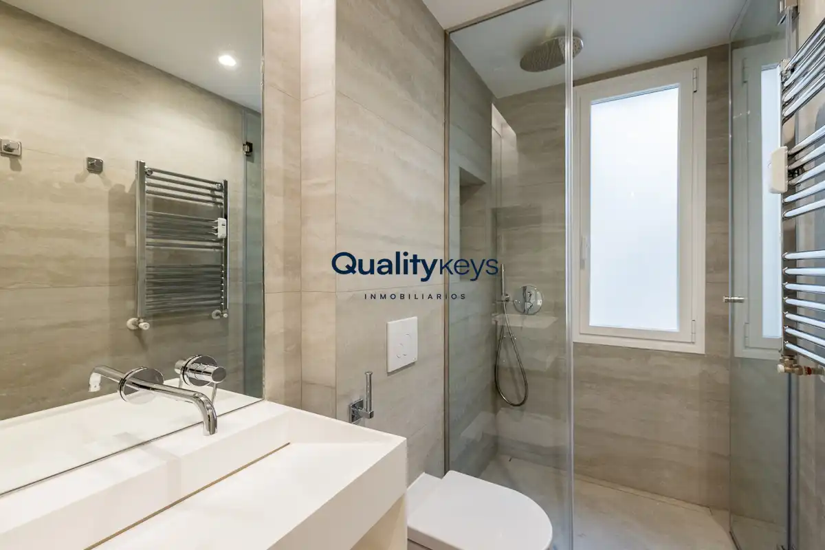 Bathroom of Flat for sale in Madrid  with Air Conditioner, Heating and Storage room
