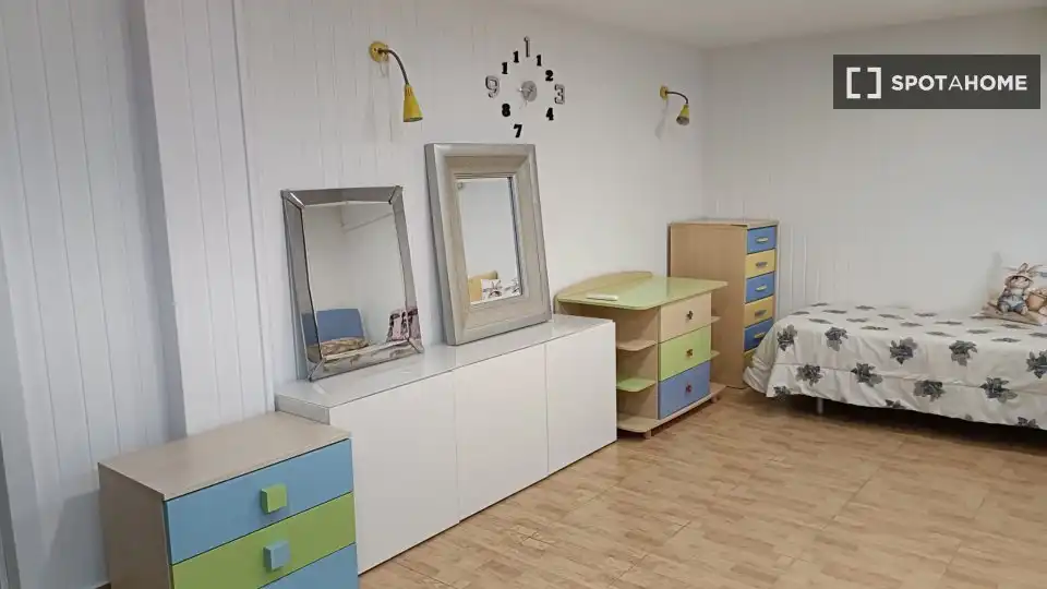 Dormitori de Apartament per a compartir en Leganés amb Aire condicionat, Terrassa i Moblat