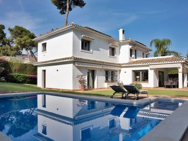 Casa amb balcó en venda a Urbanizacion los Monteros