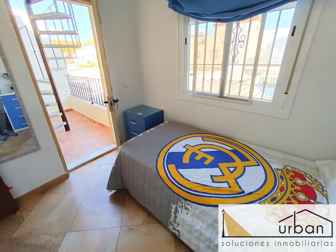 Schlafzimmer von Einfamilien-Reihenhaus zum Verkauf in Chipiona mit Klimaanlage, Abstellraum und Möbliert