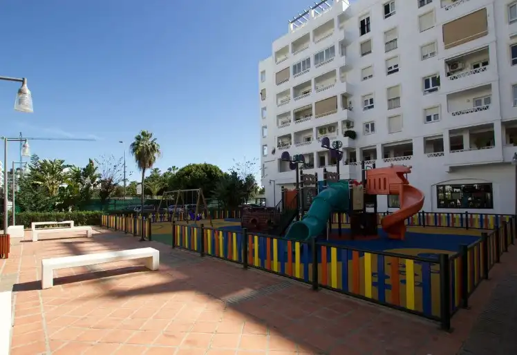 Außenansicht von Wohnung zum Verkauf in Marbella mit Klimaanlage, Heizung und Privatgarten