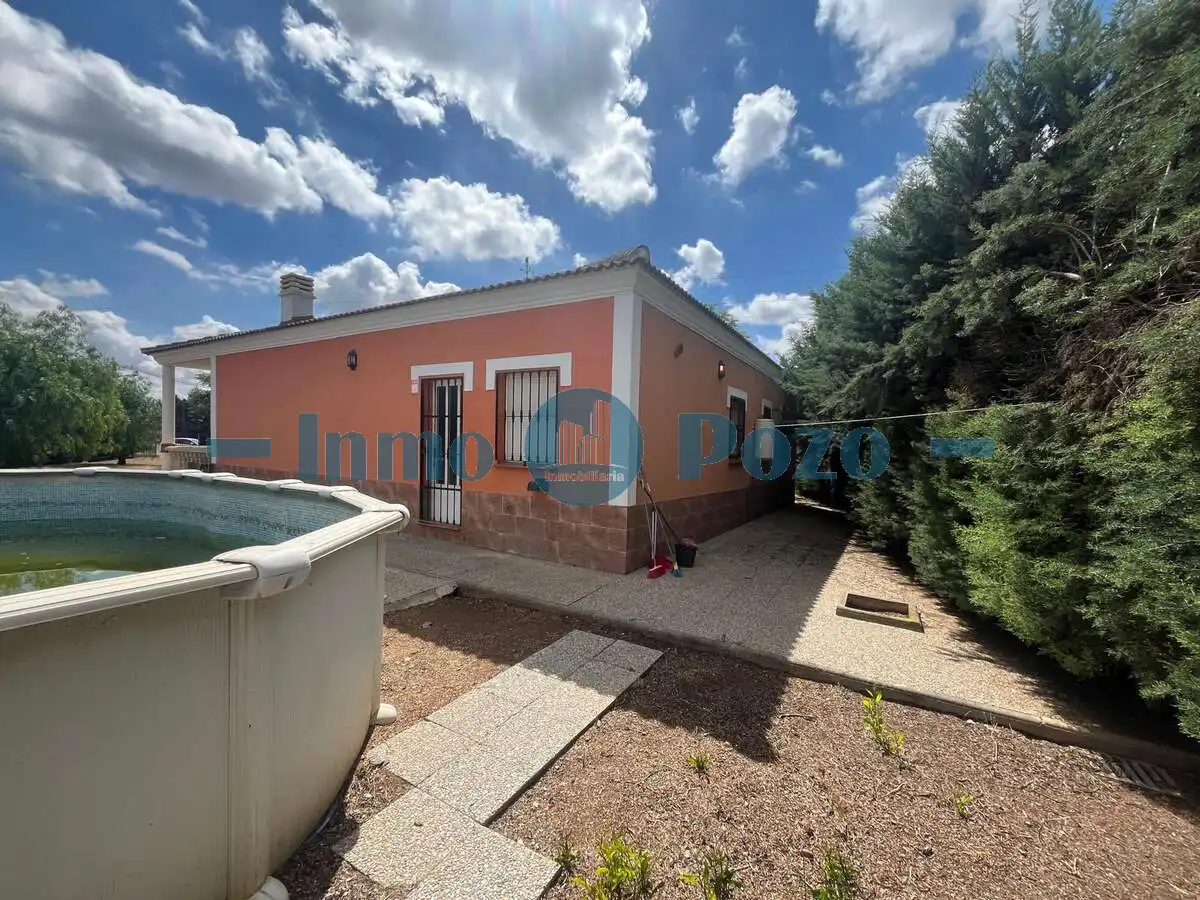 Chalet con piscina en venta en Almendralejo, imagen 2