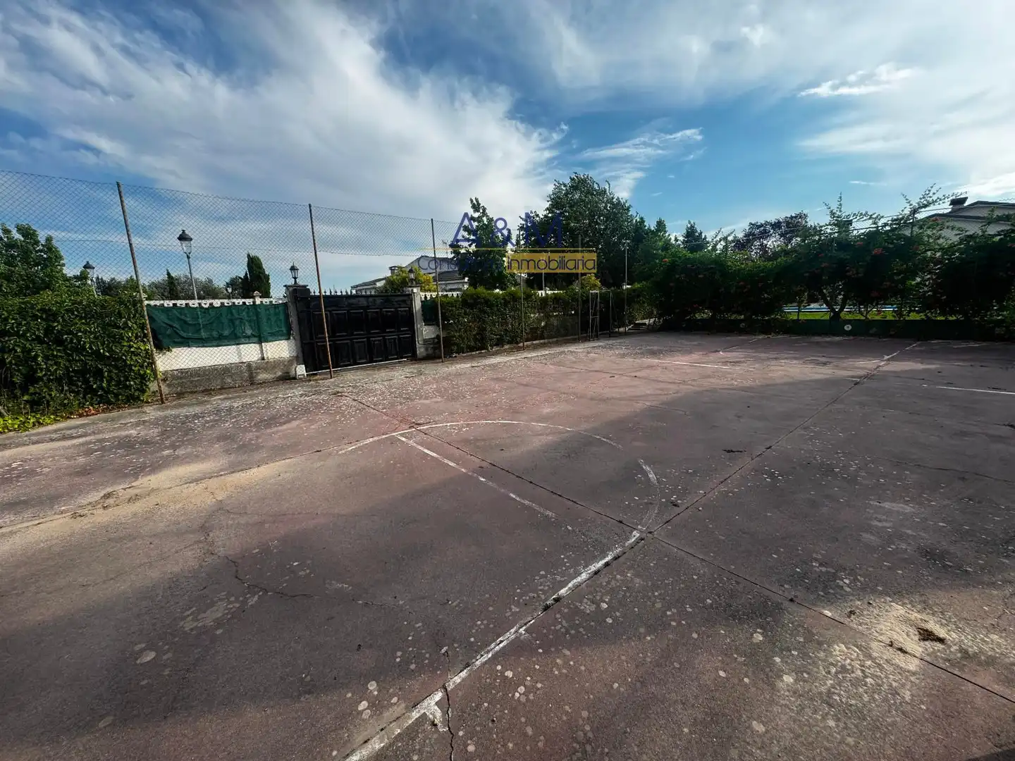 Aparcament de Casa o xalet en venda en Viana de Cega amb Piscina