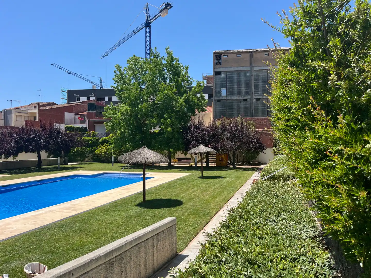 Piscina de Pis de lloguer en Terrassa amb Aire condicionat, Calefacció i Jardí privat