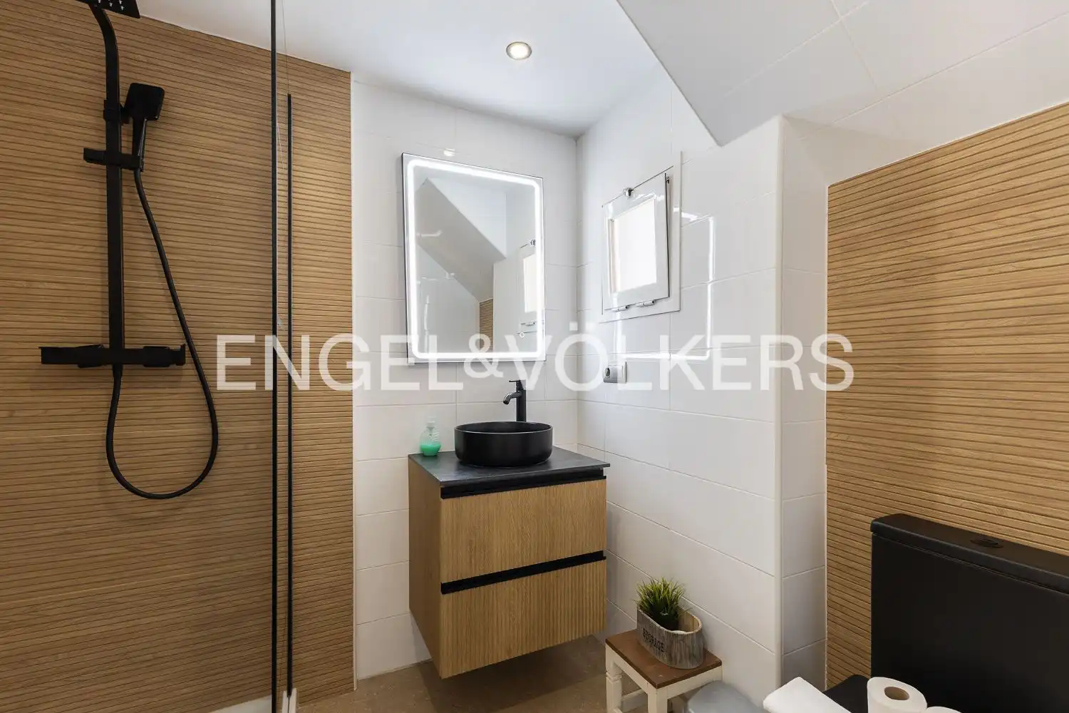 Baño de Piso en venta en Valencia con Aire acondicionado, Calefacción y Jardín privado