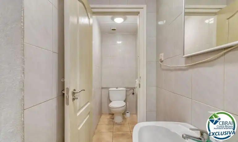 Bathroom of Commercial properties for sale in Sant Pere Pescador