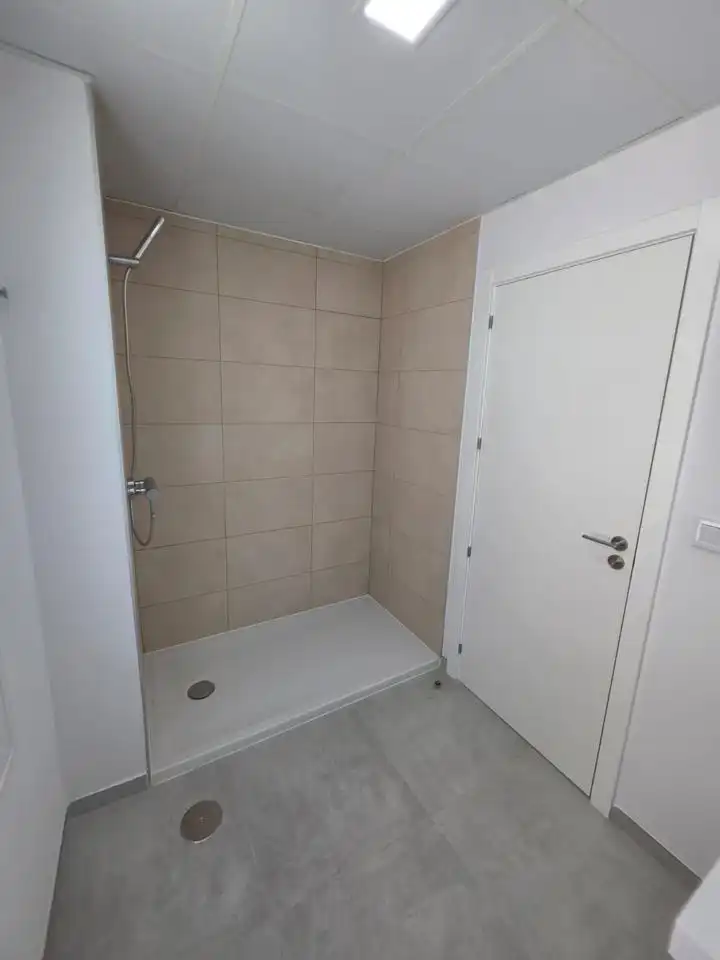 Badezimmer von Wohnung zur Miete in Dos Hermanas mit Klimaanlage, Terrasse und Gemeinschaftspool